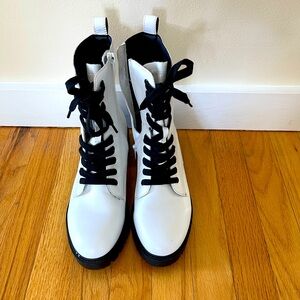 STEVE MADDEN - WHITE LEATHER BOOTS, BLACK BOTTOM & LACES - NEW! SIZE 9